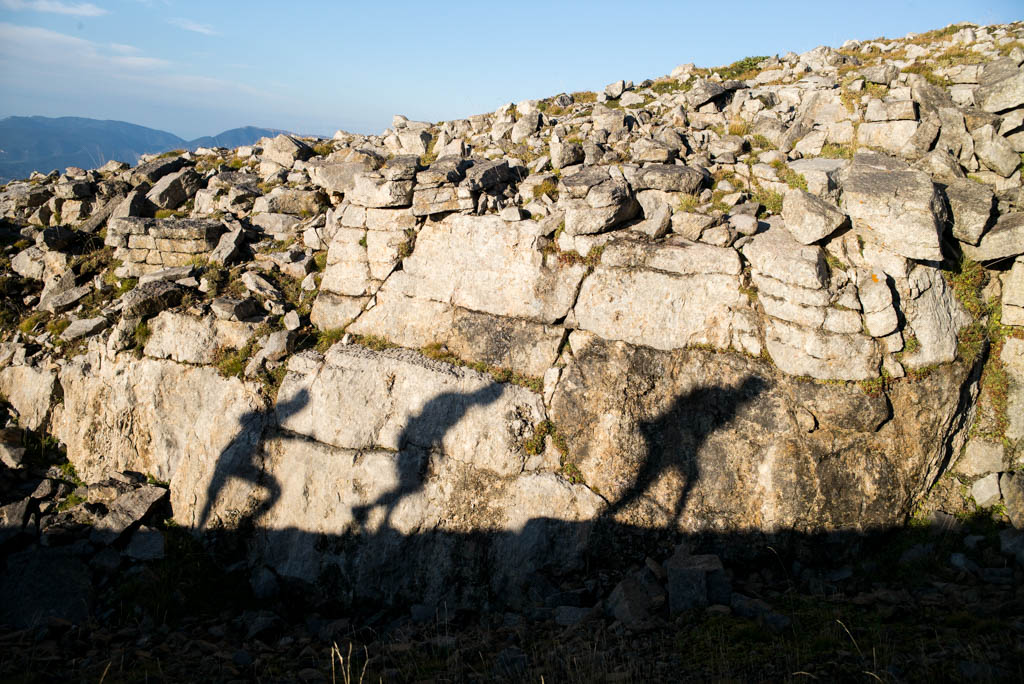 La sombra de los corredores en el ascenso al Niu de l’Àliga, en la Ultra Pirineu (110kms)