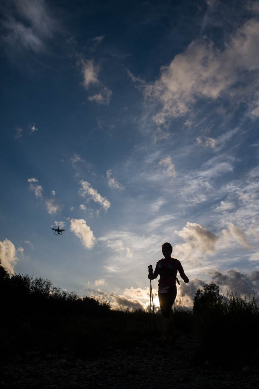 Bajo la atenta mirada del drone, una corredora disfruta de las últimas luces del día antes de afrontar, de noche, los 30 kilómetros restantes de carrera en la Ultra Trail Barcelona (100kms)